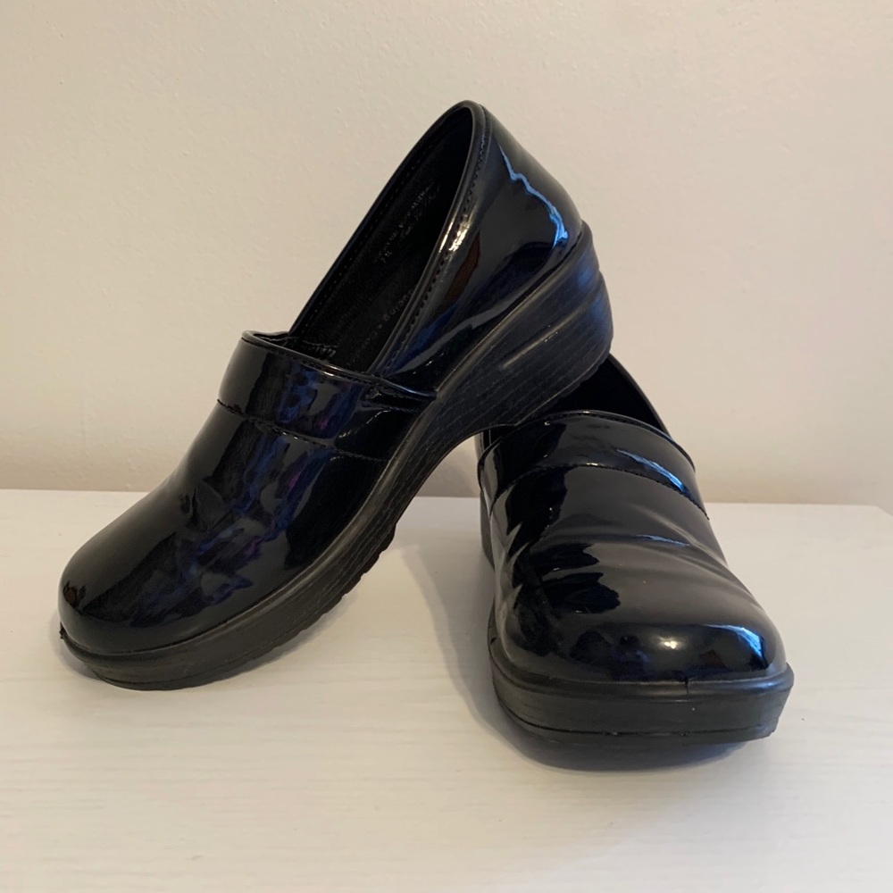 Women’s slip resistant shoes size 7